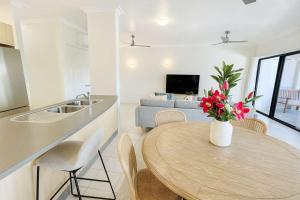 Et tv og/eller underholdning på Breakwater Marina Apartment with Pool & Parking in Townsville
