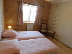 una camera da letto con due letti e una finestra di Les Brimbelles a Brû