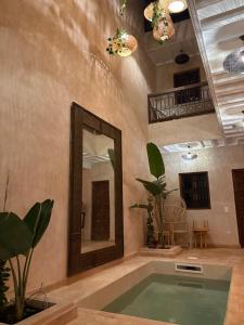 TV a/nebo společenská místnost v ubytování Riad TILÉLI