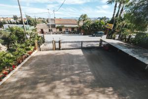 Un camino de entrada con portón y estacionamiento. en Estudio Único Venta Ruizo con Piscina Wifi y Parking cerca de el Castillo, en Lorca