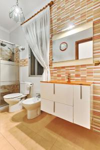 un baño con inodoro y lavabo en Estudio Único Venta Ruizo con Piscina Wifi y Parking cerca de el Castillo, en Lorca