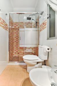 Un baño con inodoro, ducha y lavabo. en Estudio Único Venta Ruizo con Piscina Wifi y Parking cerca de el Castillo, en Lorca 5 fotos más