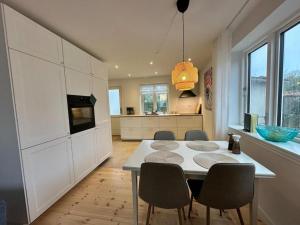 Un comedor con una mesa y sillas en una cocina. en Modern & Unique property in Odense centrum - FREE PARKING, en Odense
