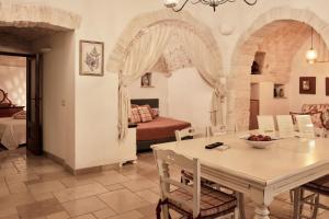 Palazzo Scotto - Widespread Collection في ألبيروبيلو: غرفة معيشة مع طاولة وغرفة نوم