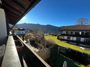 una vista dal balcone di una casa di Apartment SEEnsucht - Tolle Lage, nah am See, perfekt für Familien a Schliersee Altre 13 foto