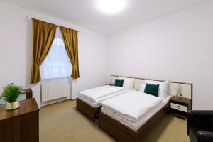 Giường trong phòng chung tại Eagle Hotel