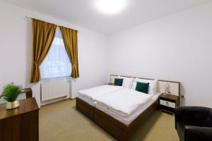 Giường trong phòng chung tại Eagle Hotel