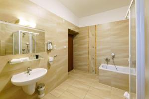 Phòng tắm tại Eagle Hotel +7 ảnh