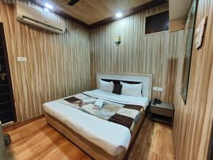 Postel nebo postele na pokoji v ubytování The Mountain View Tapovan + 73 fotografií