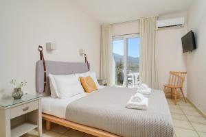 Un pat sau paturi într-o cameră la Elektra Comfort Hotel by Del Mare +108 fotografii