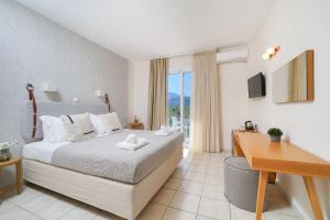 Un pat sau paturi într-o cameră la Elektra Comfort Hotel by Del Mare