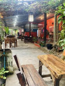 a patio with wooden benches and tables in a restaurant at Pizza classic resort kohjum in Ban Ko Phrao