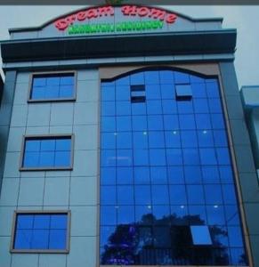 Un edificio con un cartel encima en dream home, en Thekkady