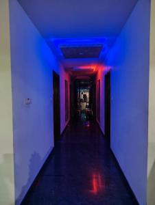 Un pasillo con luces azules y moradas en un edificio. en dream home, en Thekkady