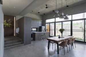 a kitchen and dining room with a table and chairs at Mr,M都蘭 台東民宿編號2230號 in Donghe