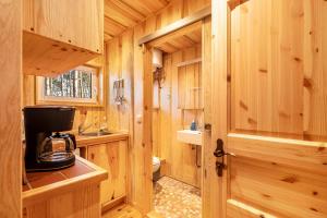 La salle de bains en bois est pourvue de toilettes et d'un lavabo. dans l'établissement Bungalow 6 - Anglerinsel, à Kollm 13 autres photos