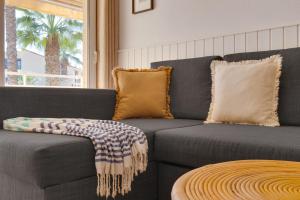 ein Wohnzimmer mit Sofa und Tisch in der Unterkunft Apartament z widokiem na morze Cabo Roig in Orihuela