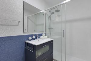 a bathroom with a sink and a shower with a mirror at Apartament z widokiem na morze Cabo Roig in Orihuela Costa +7 photos
