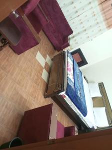 Vista aérea de um quarto com camas e caixas em Hotel Grand Orchard Two em Lahore