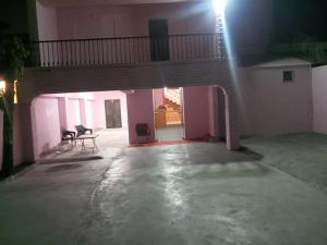 um quarto vazio com uma mesa e cadeiras num edifício em Hotel Grand Orchard Two em Lahore