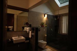 Un baño de Wayanad Silverwoods Forest Resort & Spa