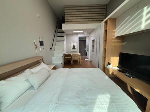 En eller flere senge i et værelse på City Center Duplex Room