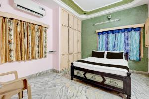 Un pat sau paturi într-o cameră la Hotel O Buckingham Canal Vijayawada