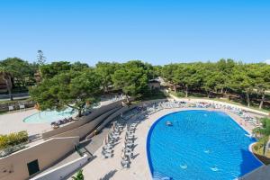 Can Picafort Palace في كان بيكافورت: منظر علوي لحوض سباحة في منتجع