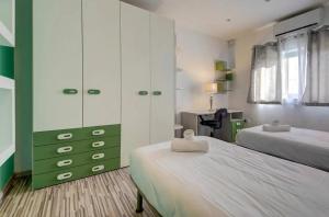 Postel nebo postele na pokoji v ubytování Shanti - a Luxury 3BR House with Rooftop Terrace