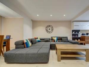 Posezení v ubytování Shanti - a Luxury 3BR House with Rooftop Terrace