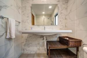 Koupelna v ubytování Shanti - a Luxury 3BR House with Rooftop Terrace + 31 fotografií