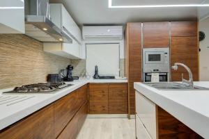 Kuchyň nebo kuchyňský kout v ubytování Shanti - a Luxury 3BR House with Rooftop Terrace