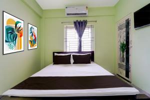 Un pat sau paturi într-o cameră la Collection O MKU Madurai Formerly Mpl Elite