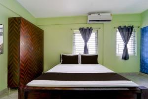 Un pat sau paturi într-o cameră la Collection O MKU Madurai Formerly Mpl Elite +21 fotografii