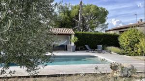 Bazén v ubytování Appartement en Luberon nebo v jeho okolí
