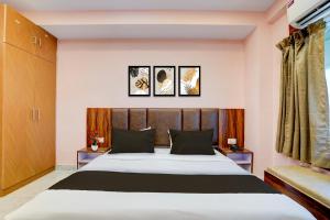 Un dormitorio con una cama grande en una habitación. en Townhouse Oak Panki Railway Junction Formerly Hotel Rudra, en Kaliānpur