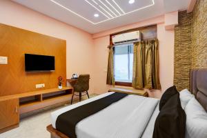 Una habitación de hotel con una cama y un televisor. en Townhouse Oak Panki Railway Junction Formerly Hotel Rudra, en Kaliānpur 21 fotos más