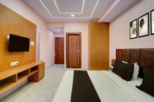 Una habitación de hotel con una cama y un televisor. en Townhouse Oak Panki Railway Junction Formerly Hotel Rudra, en Kaliānpur