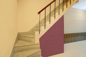 uma escada num edifício com uma parede vermelha em Hotel O Rock Beachview Pondicherry Formerly Varsha Residency em Pondicherry mais 24 fotografias