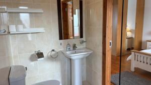 Phòng tắm tại Makeelan House +26 ảnh