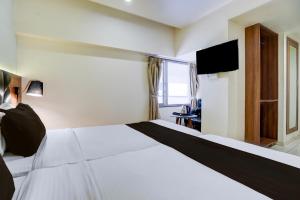 Una cama o camas en una habitación de Townhouse Vadodara Railway Junction Formerly Hotel Unique