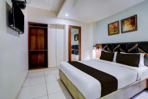 Una cama o camas en una habitación de Townhouse Vadodara Railway Junction Formerly Hotel Unique