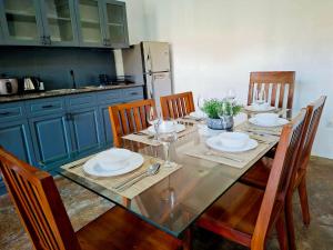een eettafel met stoelen, borden en wijnglazen bij Villas Flora Bella Resort in Dauis