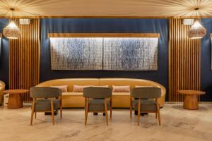 プンタ・カナにあるZel Punta Cana - All Suitesのソファと椅子のあるリビングルーム