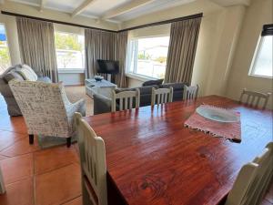 Posezení v ubytování Moments Guesthouse, Kleinmond + 13 fotografií