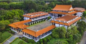 una vista sul soffitto di un edificio con tetti arancioni di O Casarão a Cotia