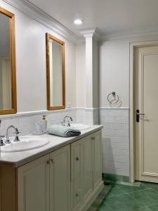 a bathroom with two sinks and a mirror at King Street Retreat in Perth +26 photos
