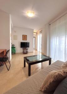 Una sala de estar con una mesa de centro y un sofá en Apartamento poleo, en Benalmádena 35 fotos más