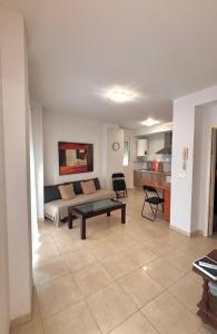 una sala de estar con un sofá y una mesa en Apartamento poleo, en Benalmádena