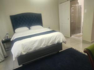 En eller flere senge i et værelse på The Edith Serenity